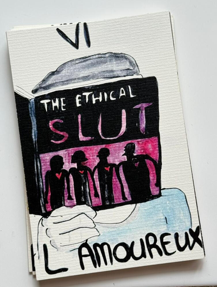 Les Amoureux c'est la carte du choix, de l'union et de la dualité ici symbolisé par le polyamour et le livre la salope étique et notre indécision contemporaine.